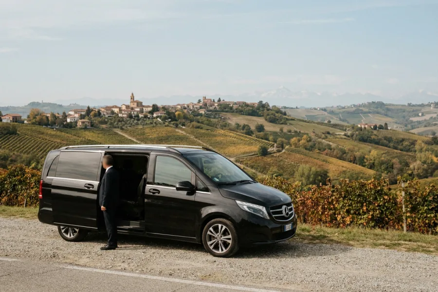 Un minivan nero fermo a un belvedere panoramico sulle Langhe