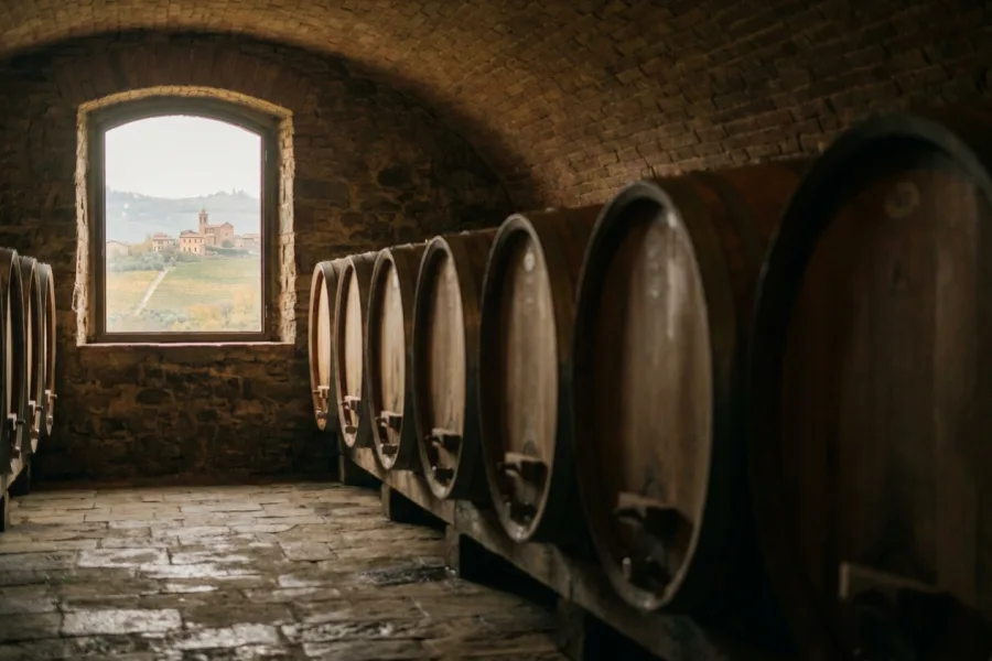 Le barrique in fila sotto la volta di una cantina delle Langhe